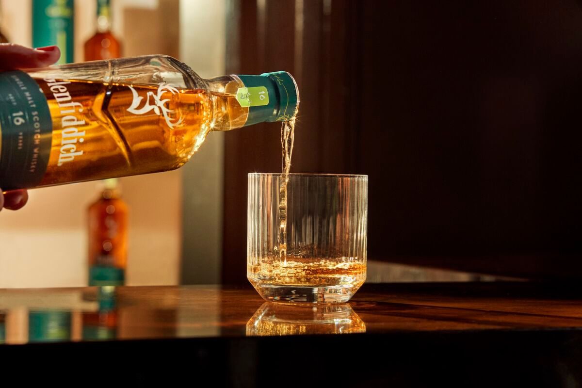 Glenfiddich-Aston-Martin-16YO-Mood-1